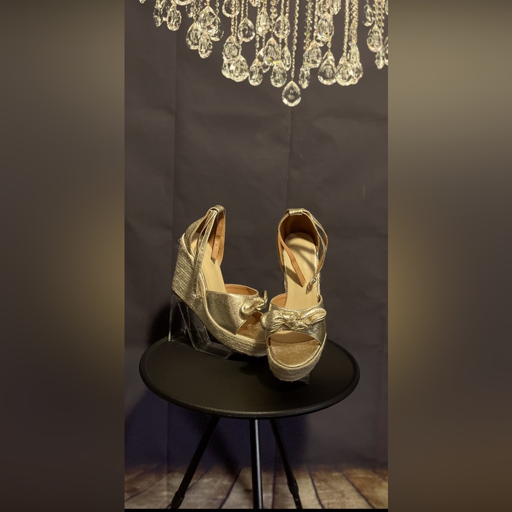 Gold bow wedges